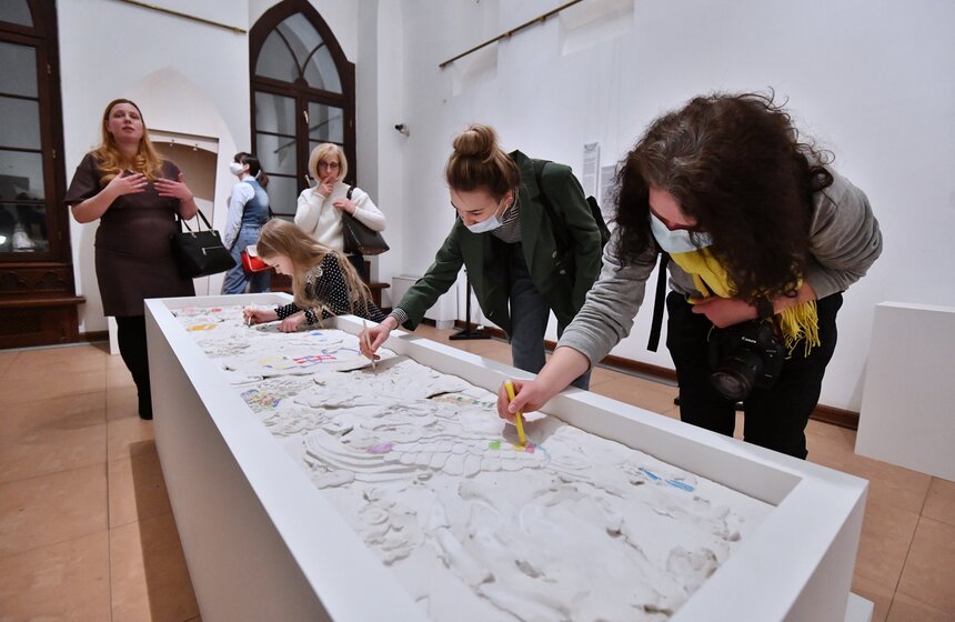 В музее-заповеднике "Царицыно" открылась выставка "Искусство быть рядом" 12 фото