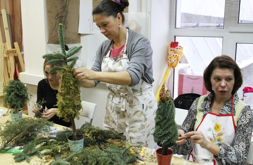 На "Флаконе" прошел мастер-класс "Новогодняя флористика" 5 фото