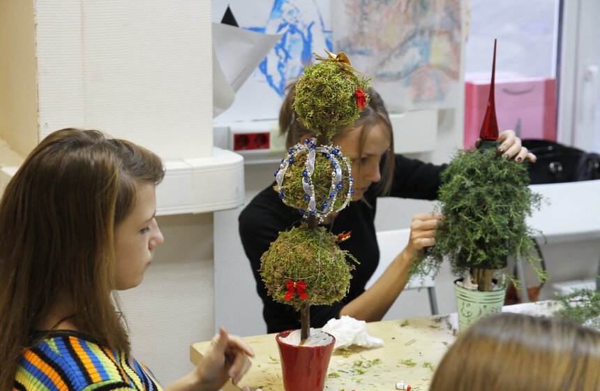 На "Флаконе" прошел мастер-класс "Новогодняя флористика" 8 фото