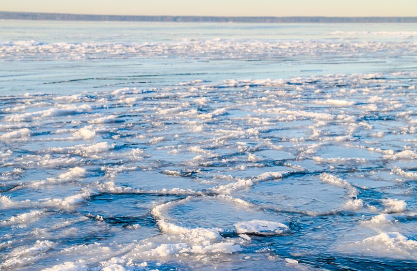 Важным условием для появления "блинчиков" является возникновение вращения при ряби или движении воды и ветра в разные стороны, тогда льдины обтачиваются, сталкиваясь друг с другом, и принимают круглую форму, но потом все равно смерзаются вместе, образуя такую картину