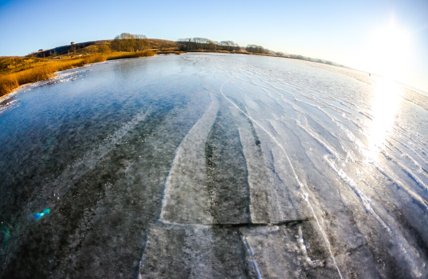 Прозрачность льда зависит от наличия пузырьков газа (обычно воздуха) - при медленном росте получаются крупные кристаллы и мало пузырьков, а при быстром - много мелких кристаллов, окруженных микроскопическими пузырьками - такой лед мутный и непрозрачный