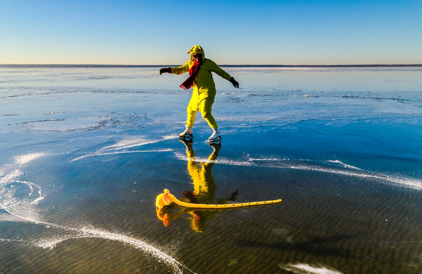 Однако при достаточной толщине льда боятся нечего, что не отменяет осмотрительности - в местах выхода подземных источников или участках с быстрым течением могут формироваться проталины