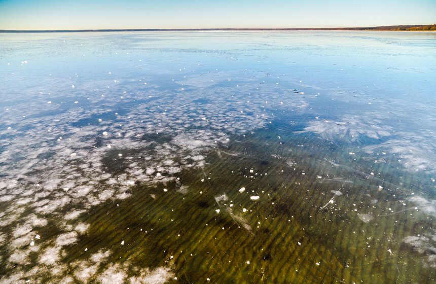 Когда вода выдавливается на поверхность через трещины во льду, то она замерзает быстро и чаще всего формирует непрозрачный белый лед. При повышении температуры лед подтаивает, и тоже может приобретать белесый вид