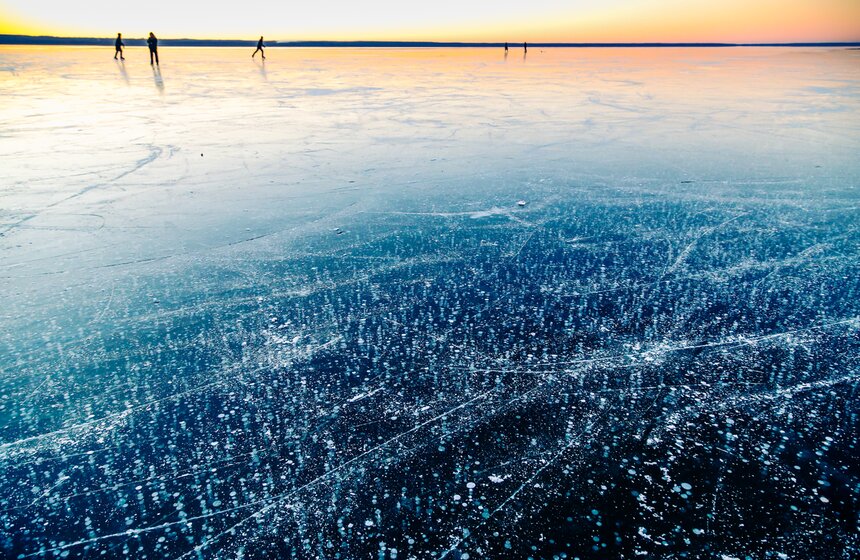 В иле много микроорганизмов, они могут продуцировать различные газы, в частности метан - он также будет давать замерзшие пузыри