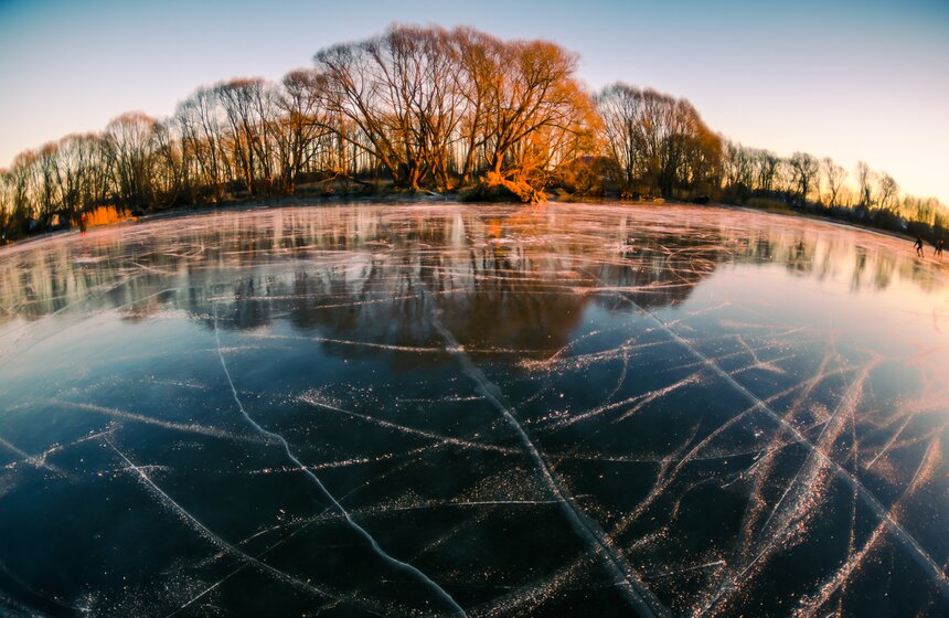 Росчерки коньков на абсолютно гладкой поверхности озера