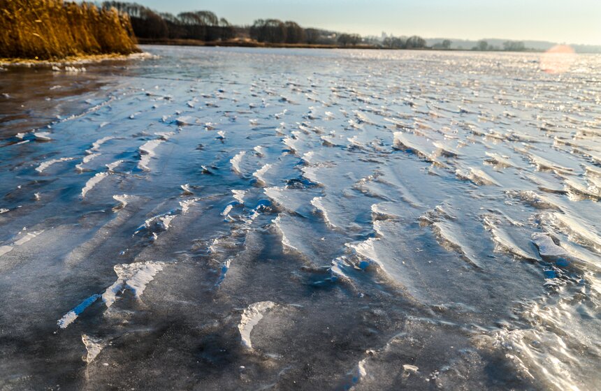 Лед начинает формироваться от берега, где мелко, постепенно нарастая в сторону глубины
