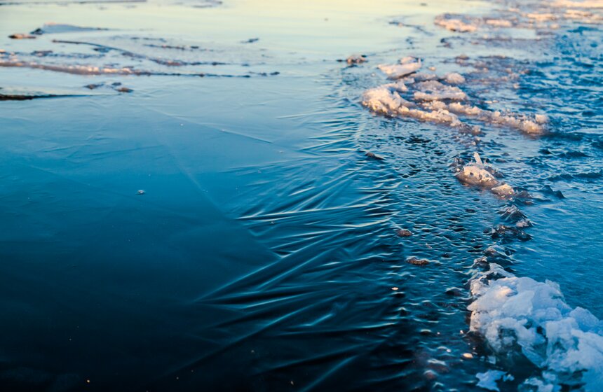 Вначале образуются ледяные иглы - мелкие продолговатые кристаллы. При спокойной погоде они постепенно превращаются в пятна или полосы льда на поверхности воды