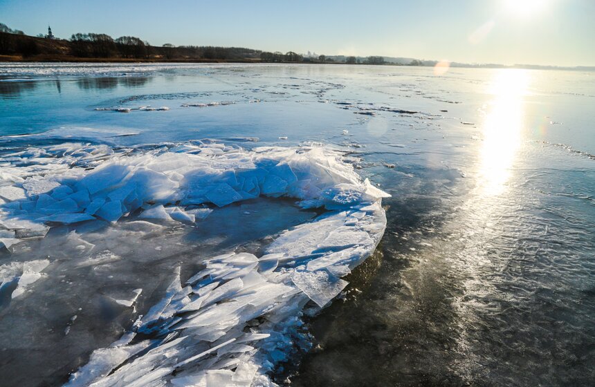 На больших водоемах лед замерзает постепенно, поля перемещаются под действием температурных деформаций и ветра, в месте столкновения  образуются нагромождения льда - торосы