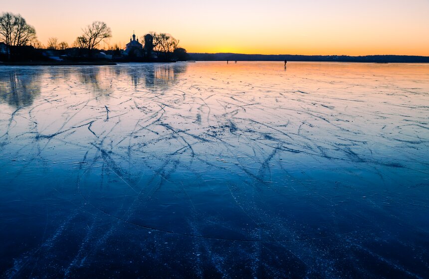 После заката по озеру катишься, как по небу