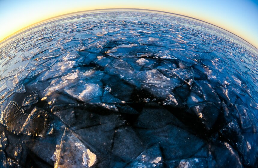 При ветреной погоде начинающие формироваться льдины перемещаются, ломаются, наползают друг на друга, но в конце концов застывают самым причудливым образом