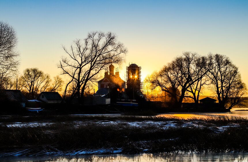Со льда на закате открывается редкий вид на Церковь Сорока мучеников Севастийских