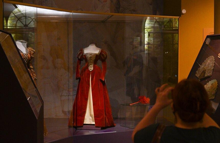 В Историческом музее открылась выставка придворного костюма 12 фото