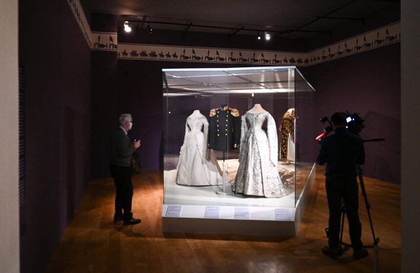 В Историческом музее открылась выставка придворного костюма 16 фото