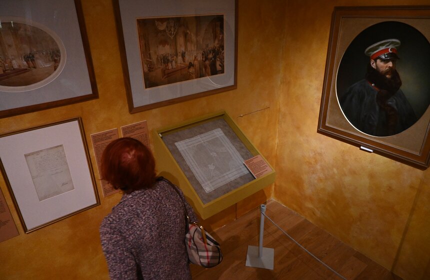 В Историческом музее открылась выставка придворного костюма 22 фото