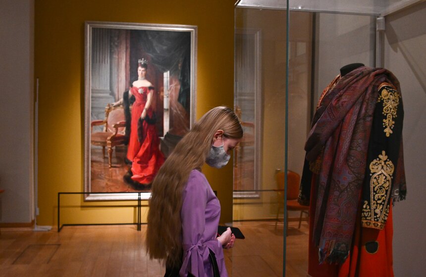 В Историческом музее открылась выставка придворного костюма 2 фото