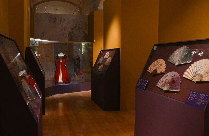 В Историческом музее открылась выставка придворного костюма 6 фото