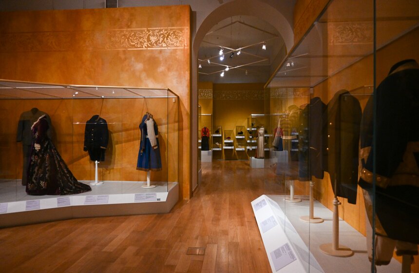 В Историческом музее открылась выставка придворного костюма 14 фото