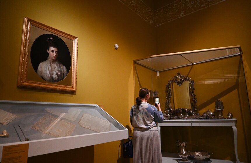 В Историческом музее открылась выставка придворного костюма 3 фото