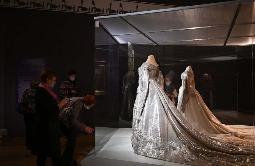 В Историческом музее открылась выставка придворного костюма 17 фото