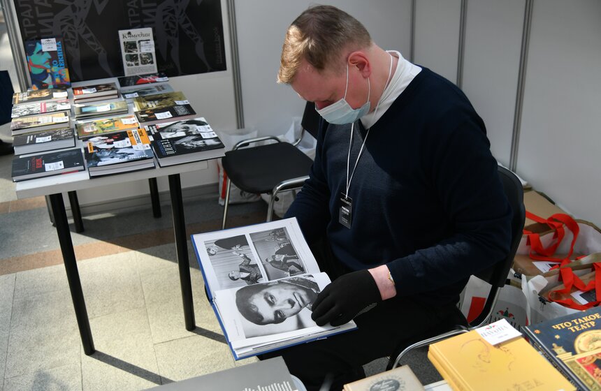 В Москве открылась ярмарка интеллектуальной литературы non/fictio№22 10 фото