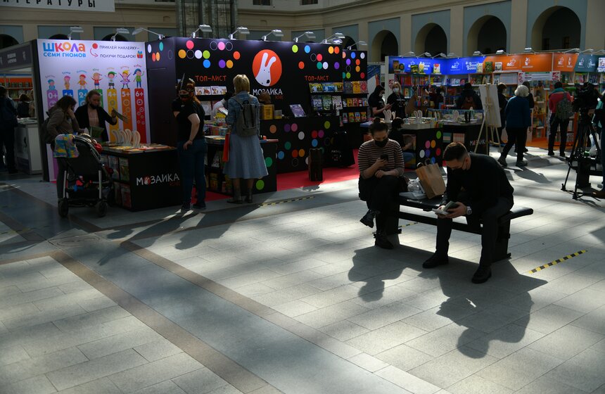 В Москве открылась ярмарка интеллектуальной литературы non/fictio№22 12 фото