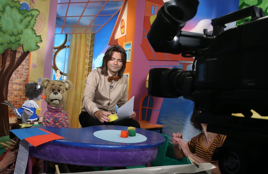 Ведущий телепередачи "Спокойной ночи, малыши!" Дмитрий Маликов во время съемки программы, 2013 год