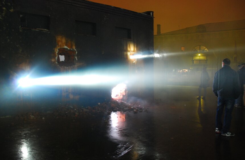 В "Ночь искусств" в Музее Москвы торжественно снесли автомойку 12 фото