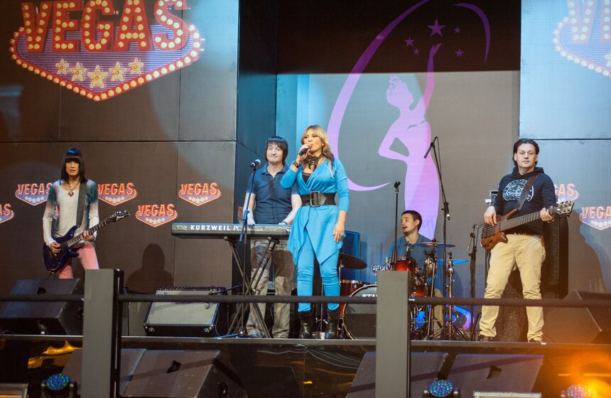 Участницы "Мисс Вселенной" показали свои национальные костюмы 2 фото