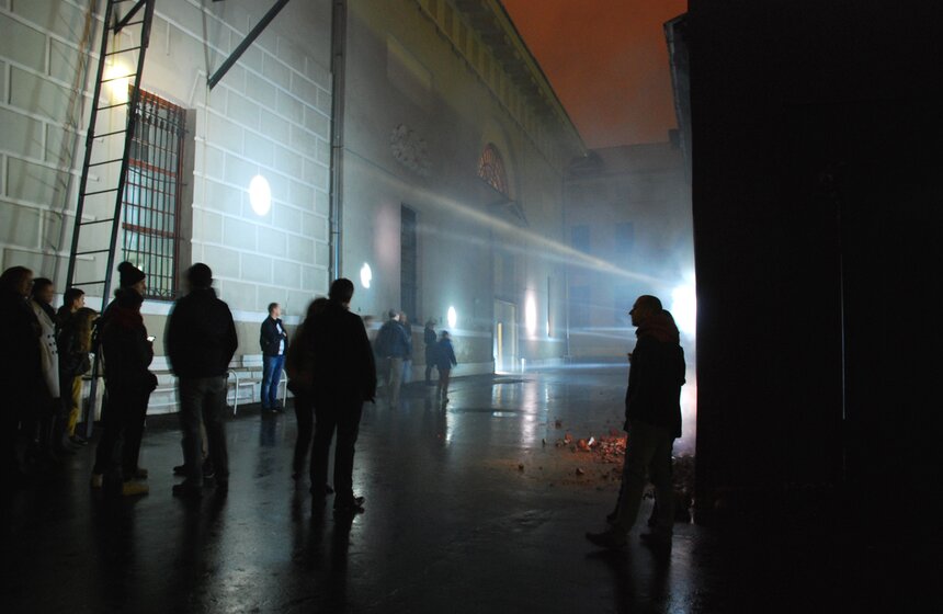 В "Ночь искусств" в Музее Москвы торжественно снесли автомойку 3 фото