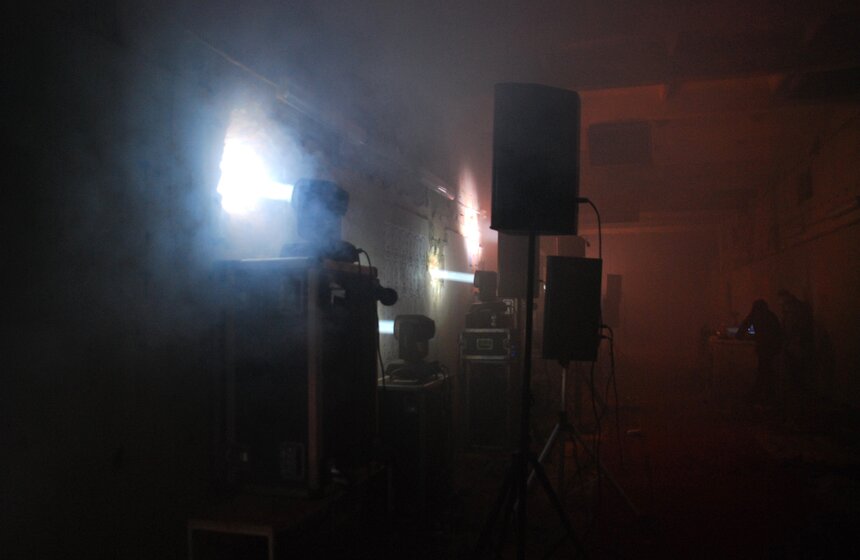 В "Ночь искусств" в Музее Москвы торжественно снесли автомойку 2 фото