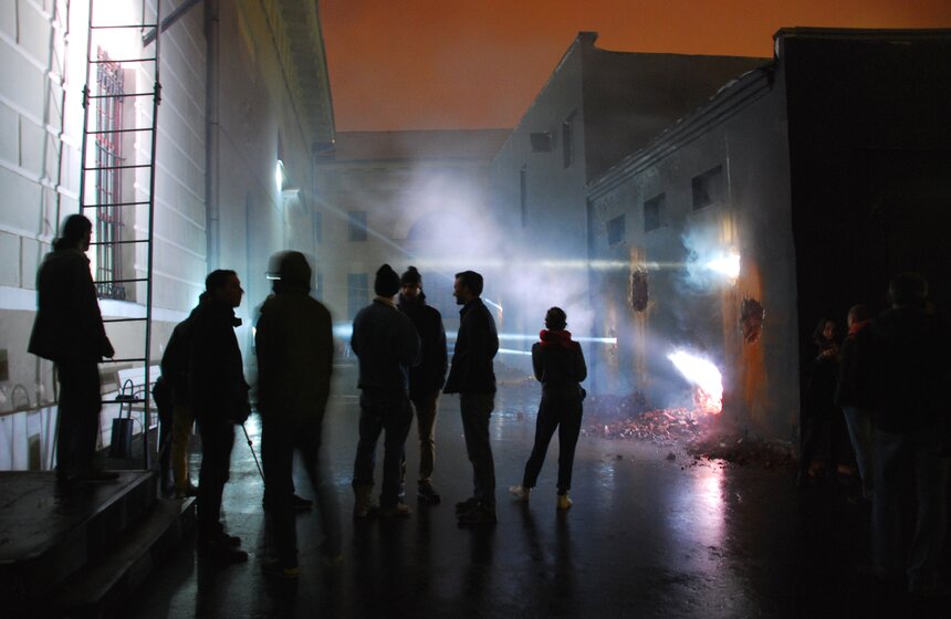 В "Ночь искусств" в Музее Москвы торжественно снесли автомойку 5 фото