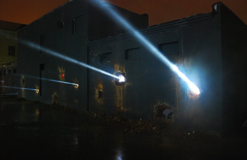 В "Ночь искусств" в Музее Москвы торжественно снесли автомойку 7 фото