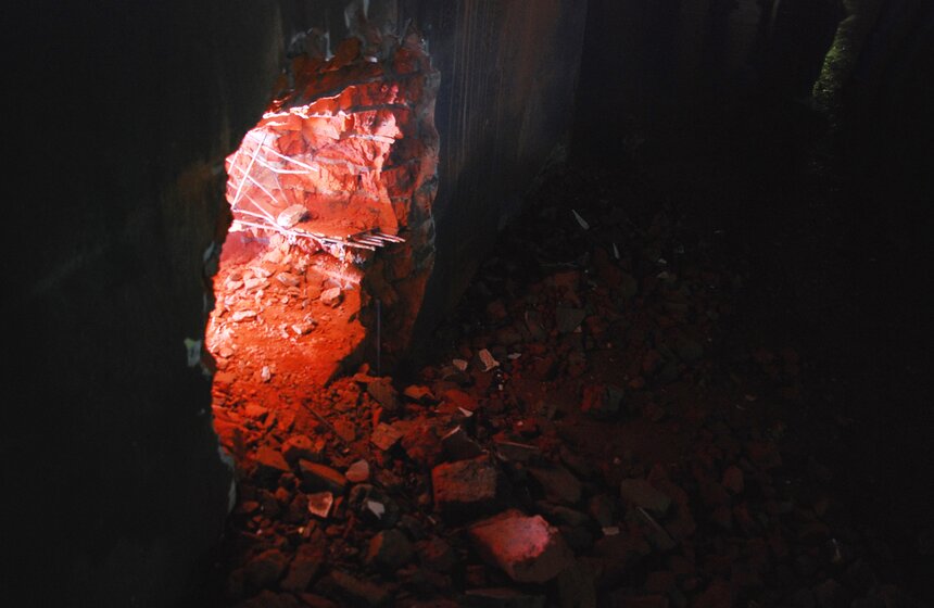 В "Ночь искусств" в Музее Москвы торжественно снесли автомойку 6 фото