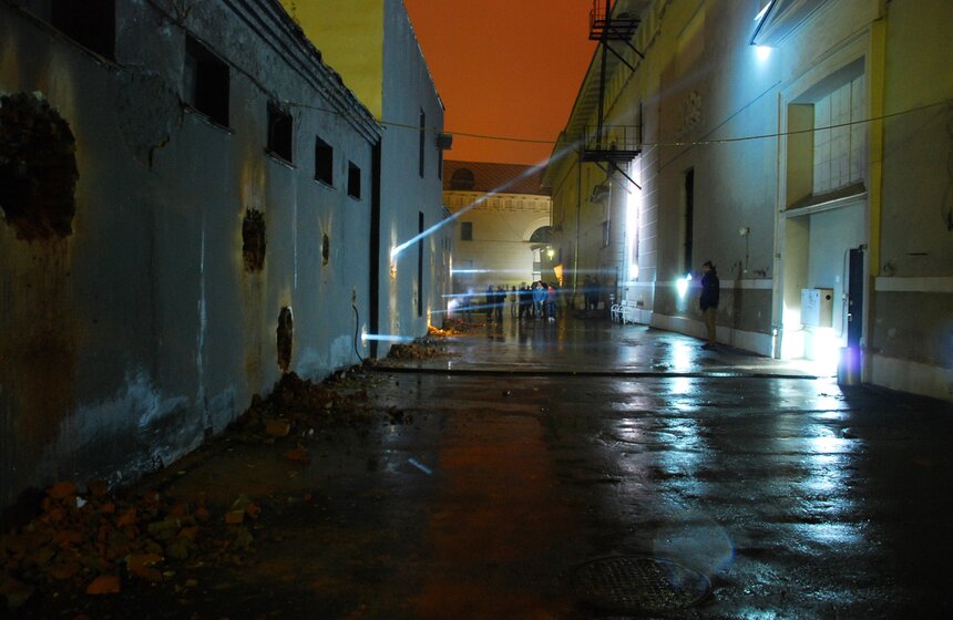 В "Ночь искусств" в Музее Москвы торжественно снесли автомойку 9 фото