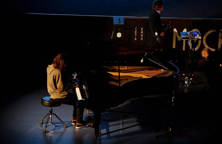 Многие из использованных в фильме кинохроник ранее не демонстрировались широкой публике