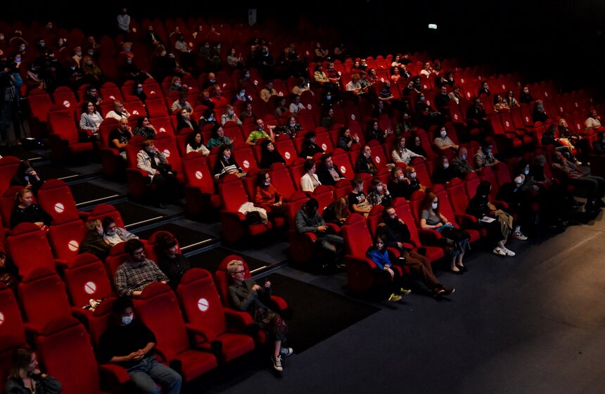 После вступительных слов руководителей зрителям включили исторический фильм