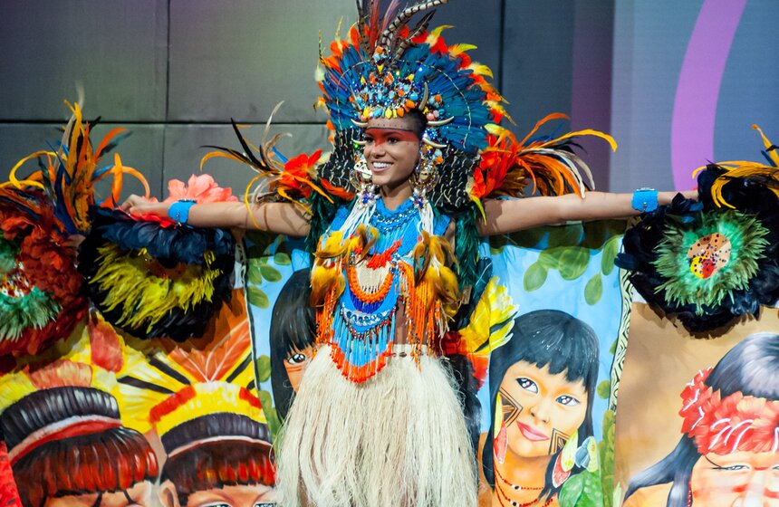 Участницы "Мисс Вселенной" показали свои национальные костюмы 8 фото