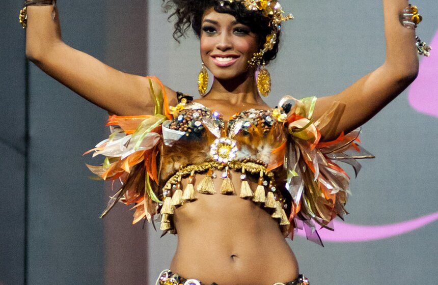 Участницы "Мисс Вселенной" показали свои национальные костюмы 14 фото