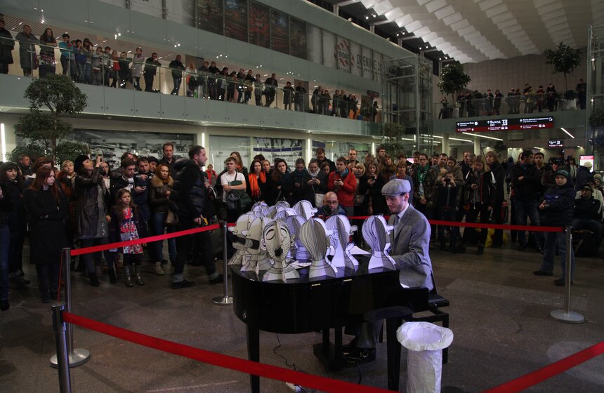 В "Ночь искусств" на Ленинградском вокзале выступил Олег Белов 5 фото