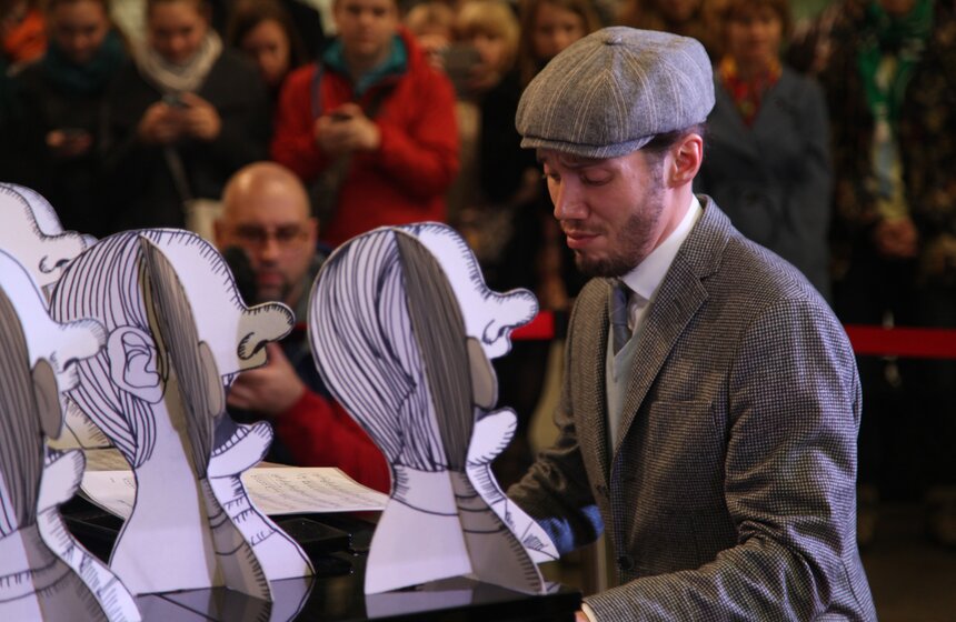 В "Ночь искусств" на Ленинградском вокзале выступил Олег Белов 4 фото