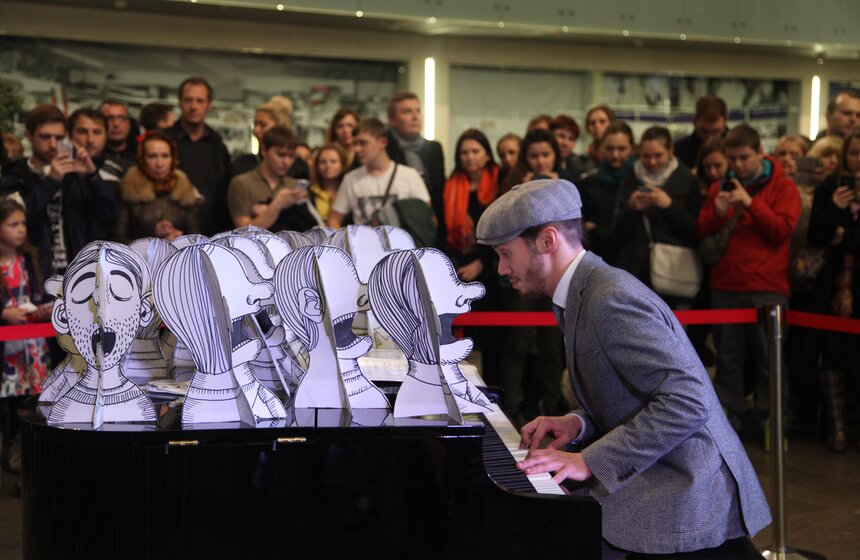 В "Ночь искусств" на Ленинградском вокзале выступил Олег Белов 3 фото