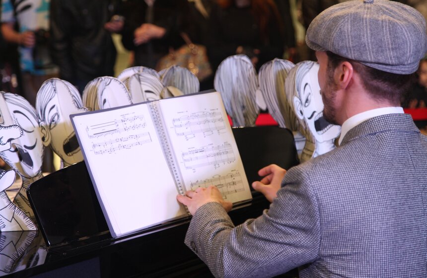 В "Ночь искусств" на Ленинградском вокзале выступил Олег Белов 10 фото