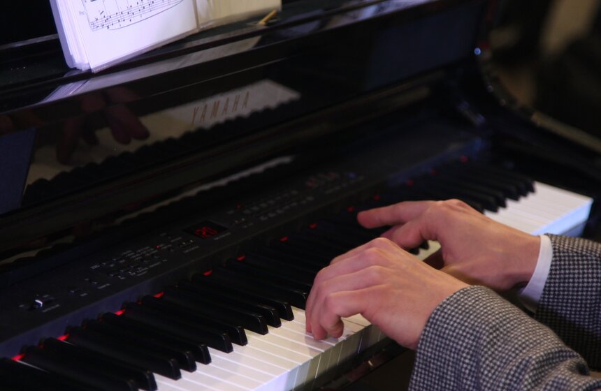 В "Ночь искусств" на Ленинградском вокзале выступил Олег Белов 9 фото