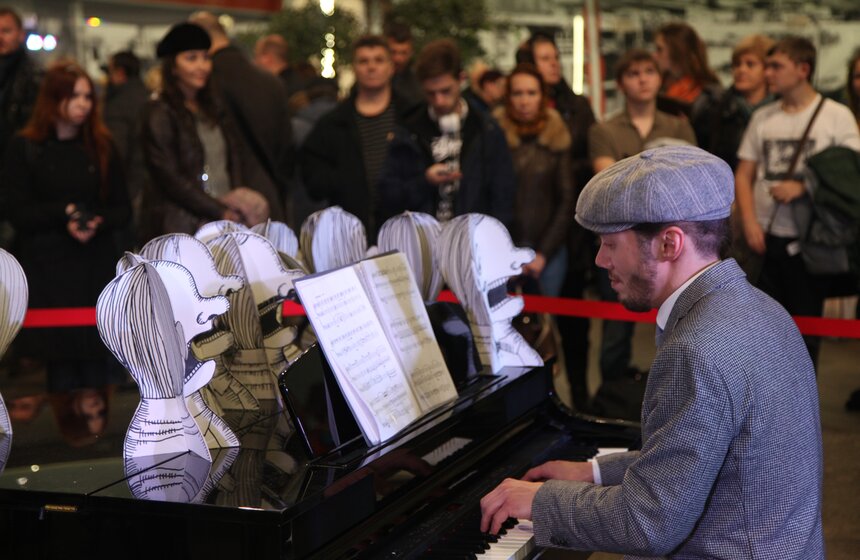 В "Ночь искусств" на Ленинградском вокзале выступил Олег Белов 11 фото