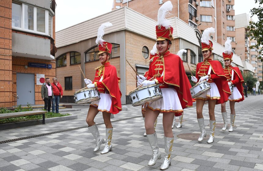 Группа барабанщиц у здания Пресненского суда города Москвы