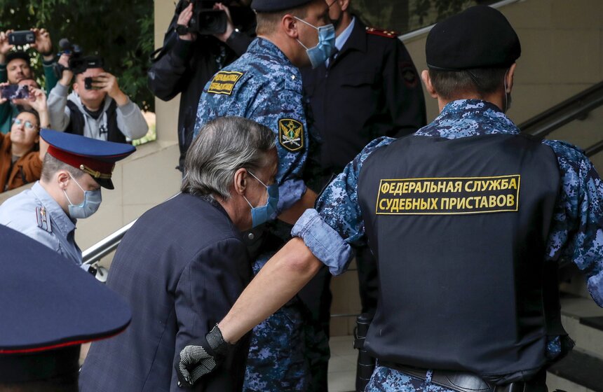 Актер Михаил Ефремов у здания Пресненского суда перед началом оглашения приговора по делу о ДТП