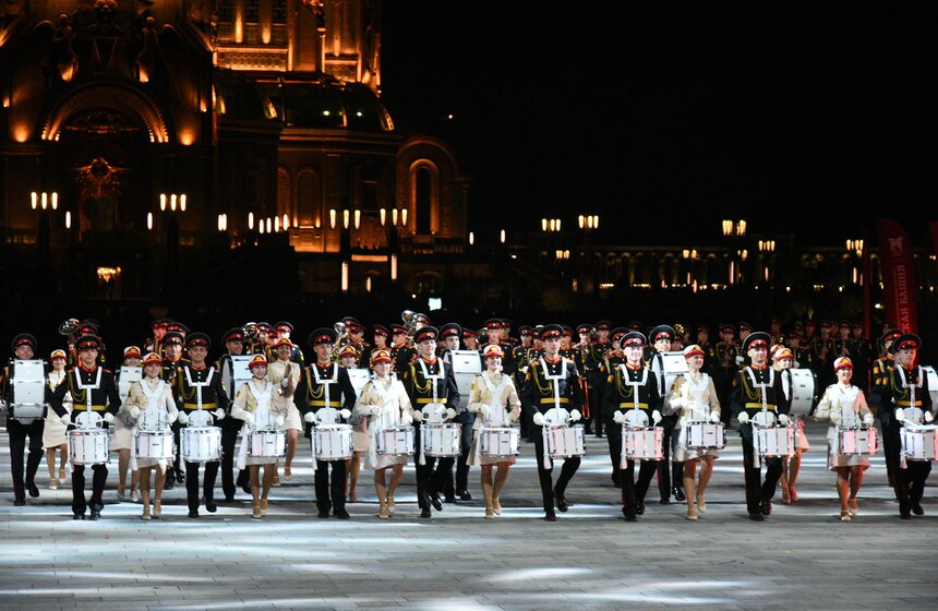 Концерт фестиваля "Спасская башня" прошел возле Главного храма ВС РФ 24 фото