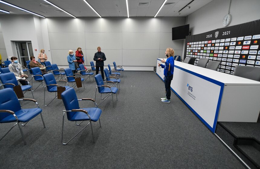 Экскурсия отличалась нестандартностью подобранных площадок. Внимание не акцентировали на исторических или архитектурных особенностях стадиона. Вместо этого гости смогли пройти весь путь спортсменов, которые приезжают сюда для участия в спортивных мероприятиях.