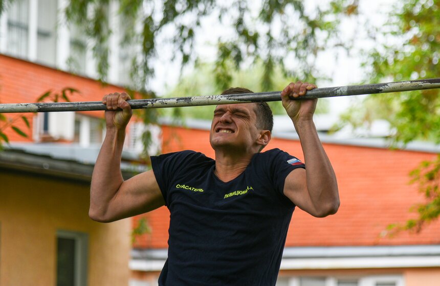 Первый день финала соревнований на звание лучшего спасателя Москвы прошел в Строгине 3 фото