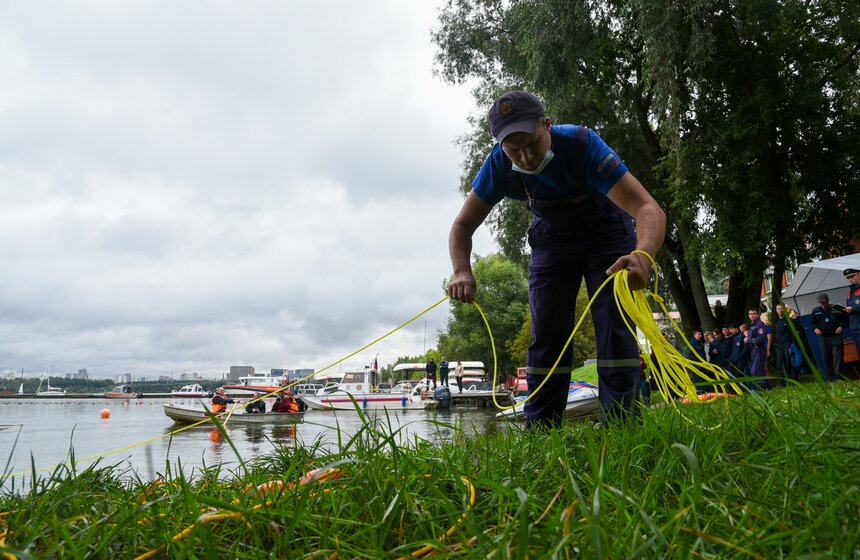 Первый день финала соревнований на звание лучшего спасателя Москвы прошел в Строгине 9 фото